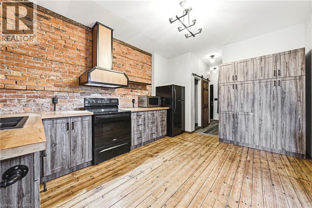 593 & 595 E KING Street E - 27