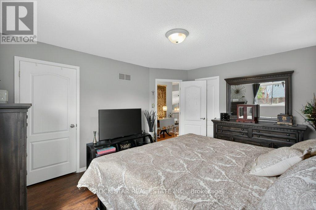 35 HEPBURN CRESCENT — photo 15