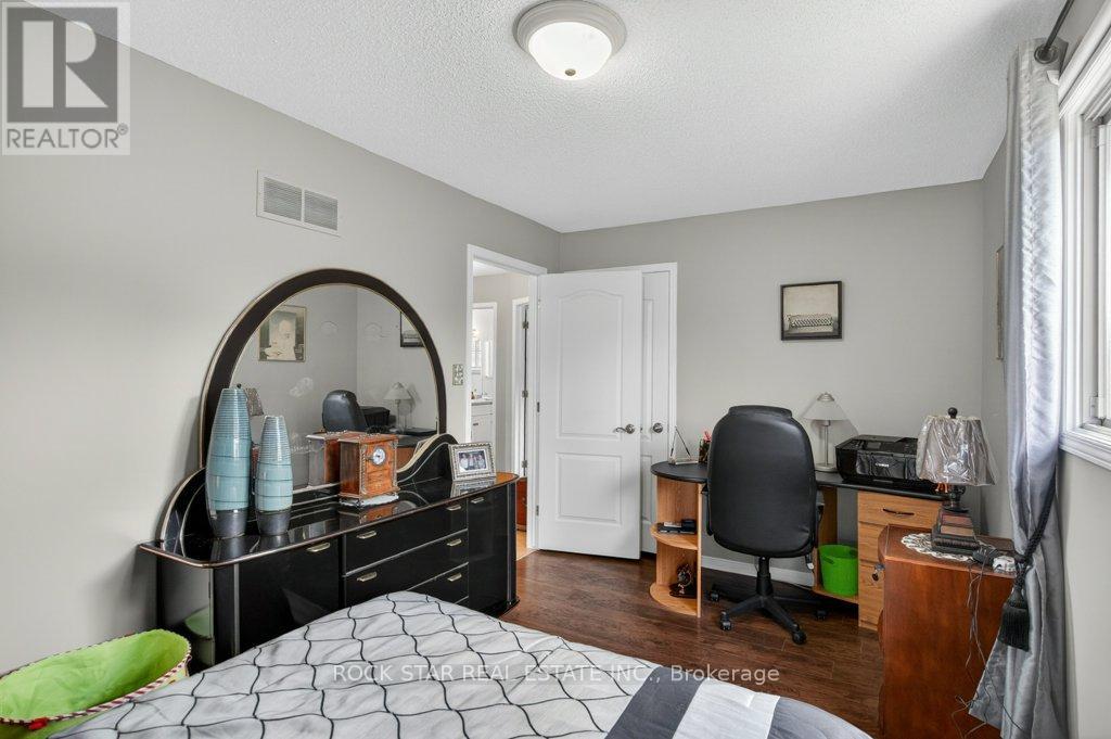 35 HEPBURN CRESCENT — photo 17