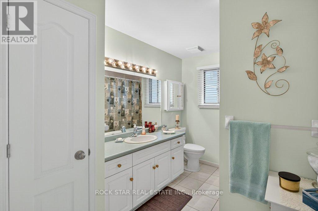 35 HEPBURN CRESCENT — photo 20