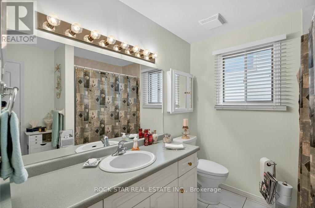 35 HEPBURN CRESCENT — photo 21