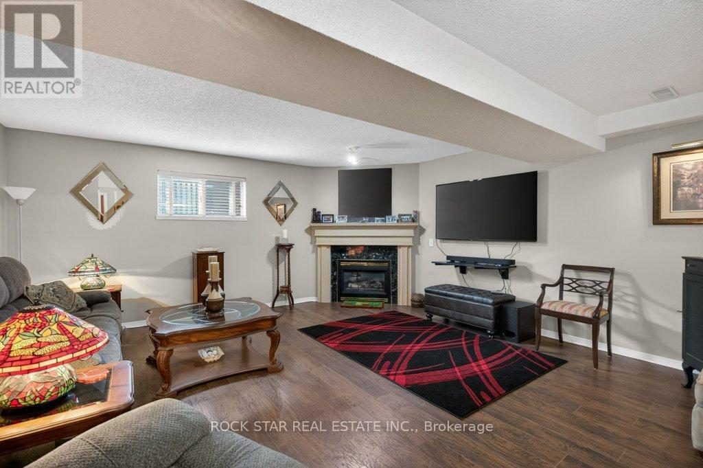 35 HEPBURN CRESCENT — photo 22