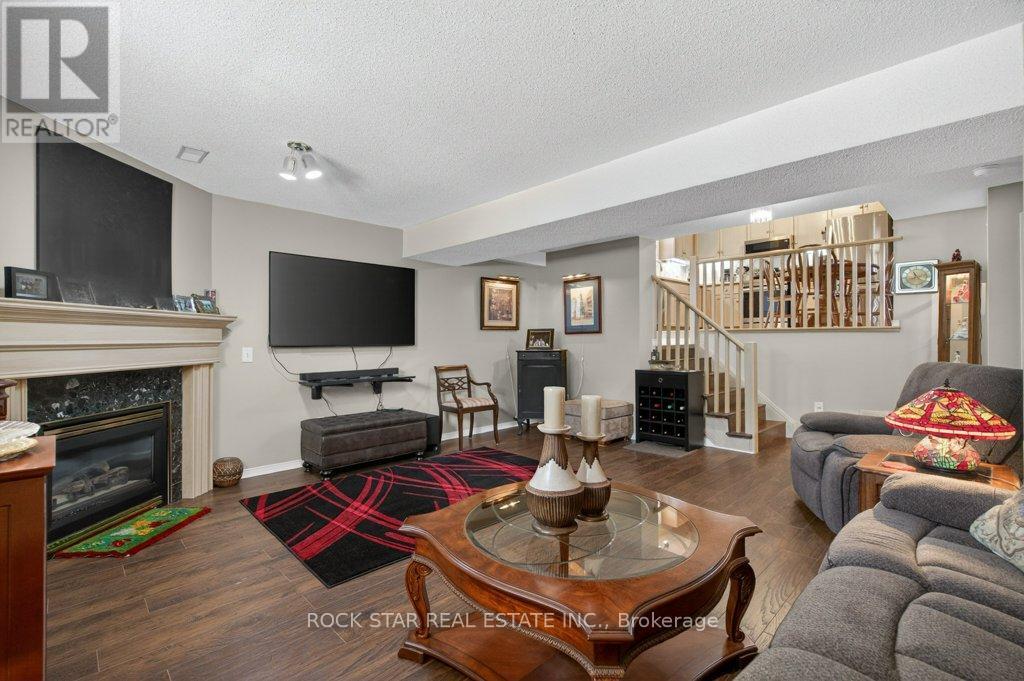 35 HEPBURN CRESCENT — photo 24