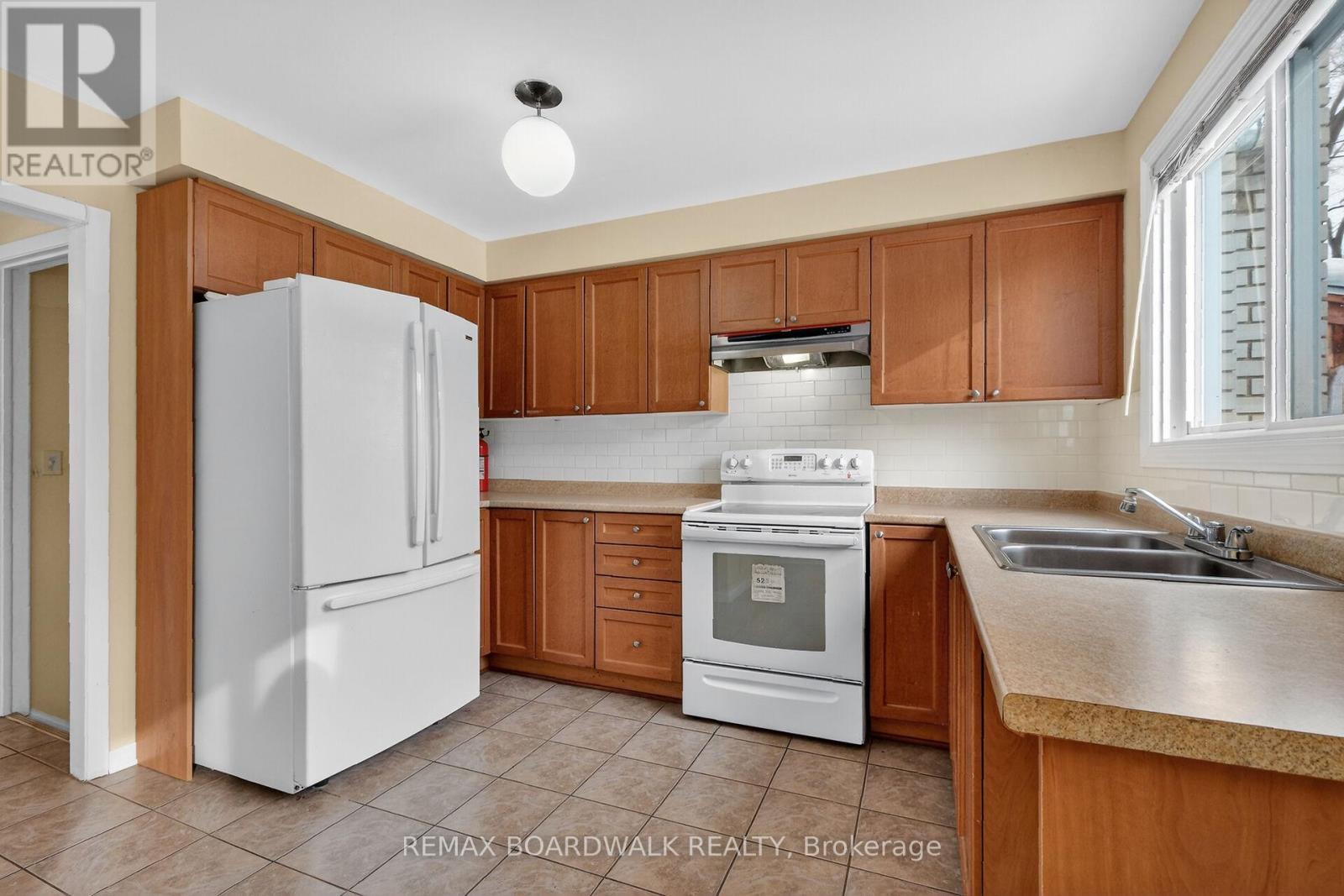 2666 REGINA STREET — photo 12