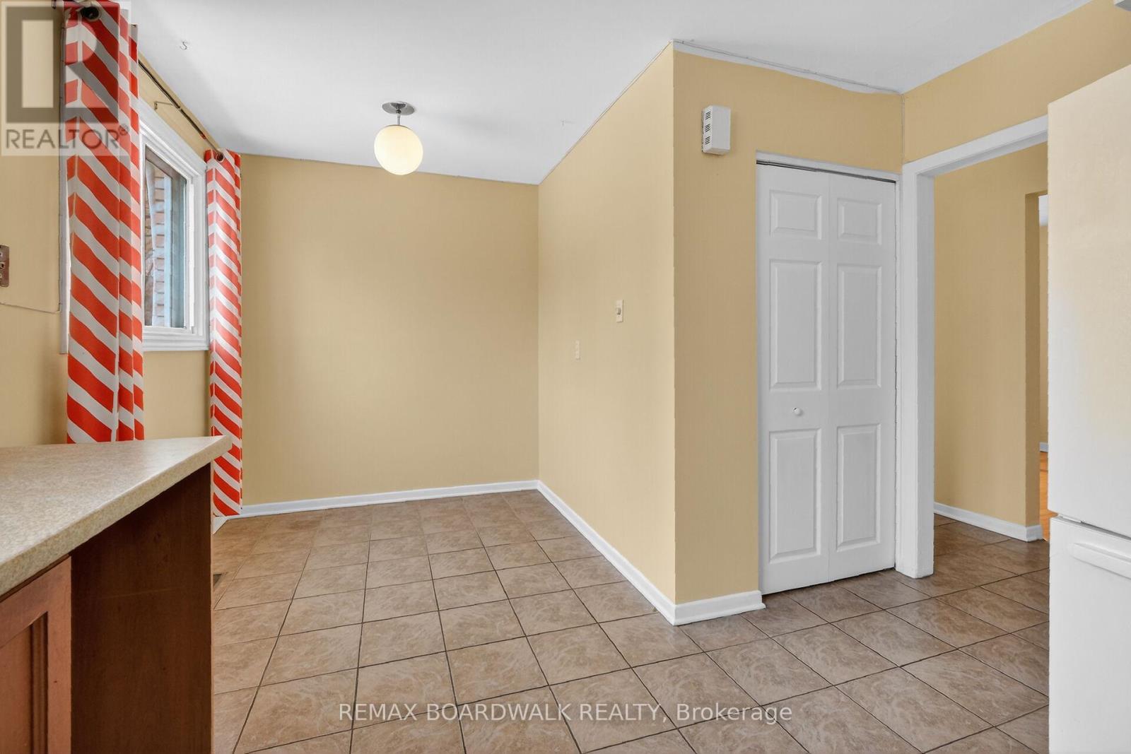 2666 REGINA STREET — photo 15