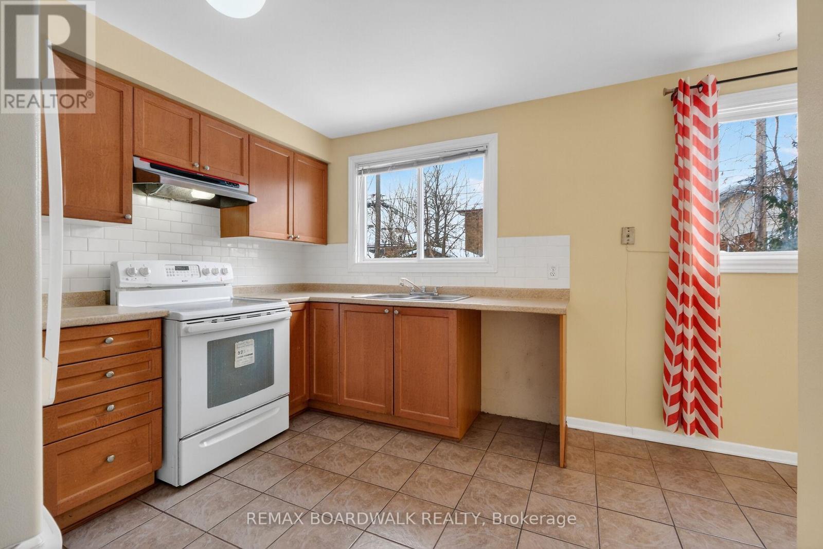 2666 REGINA STREET — photo 11