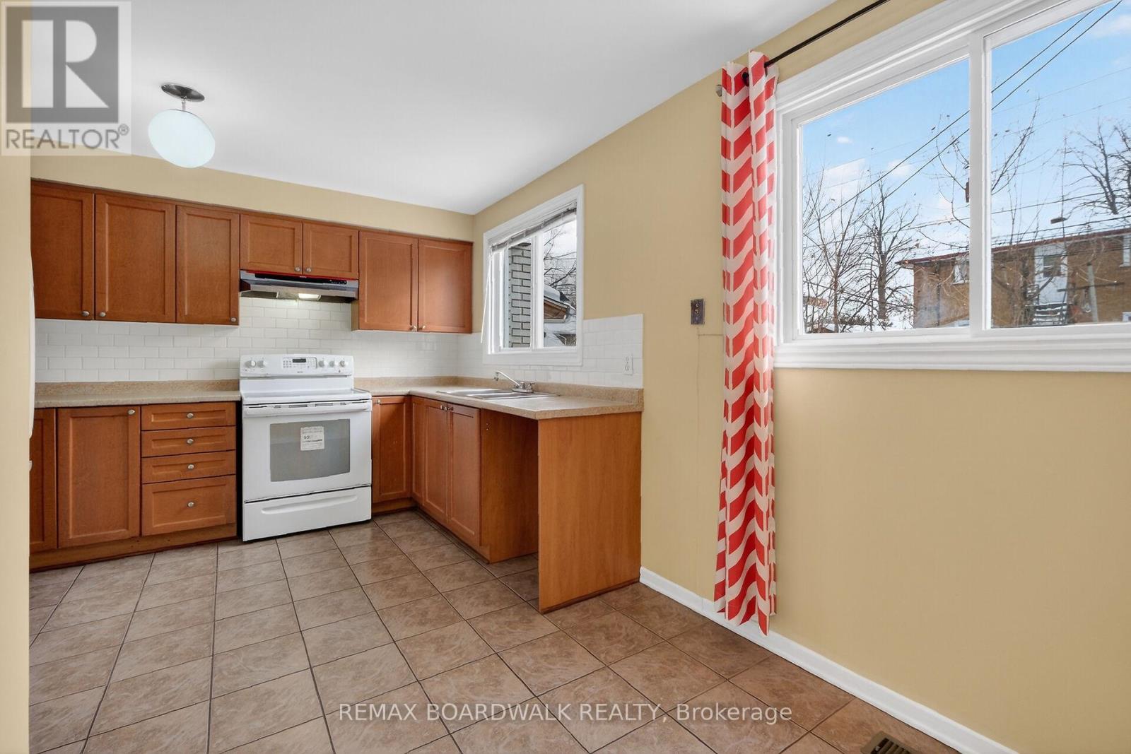 2666 REGINA STREET — photo 16