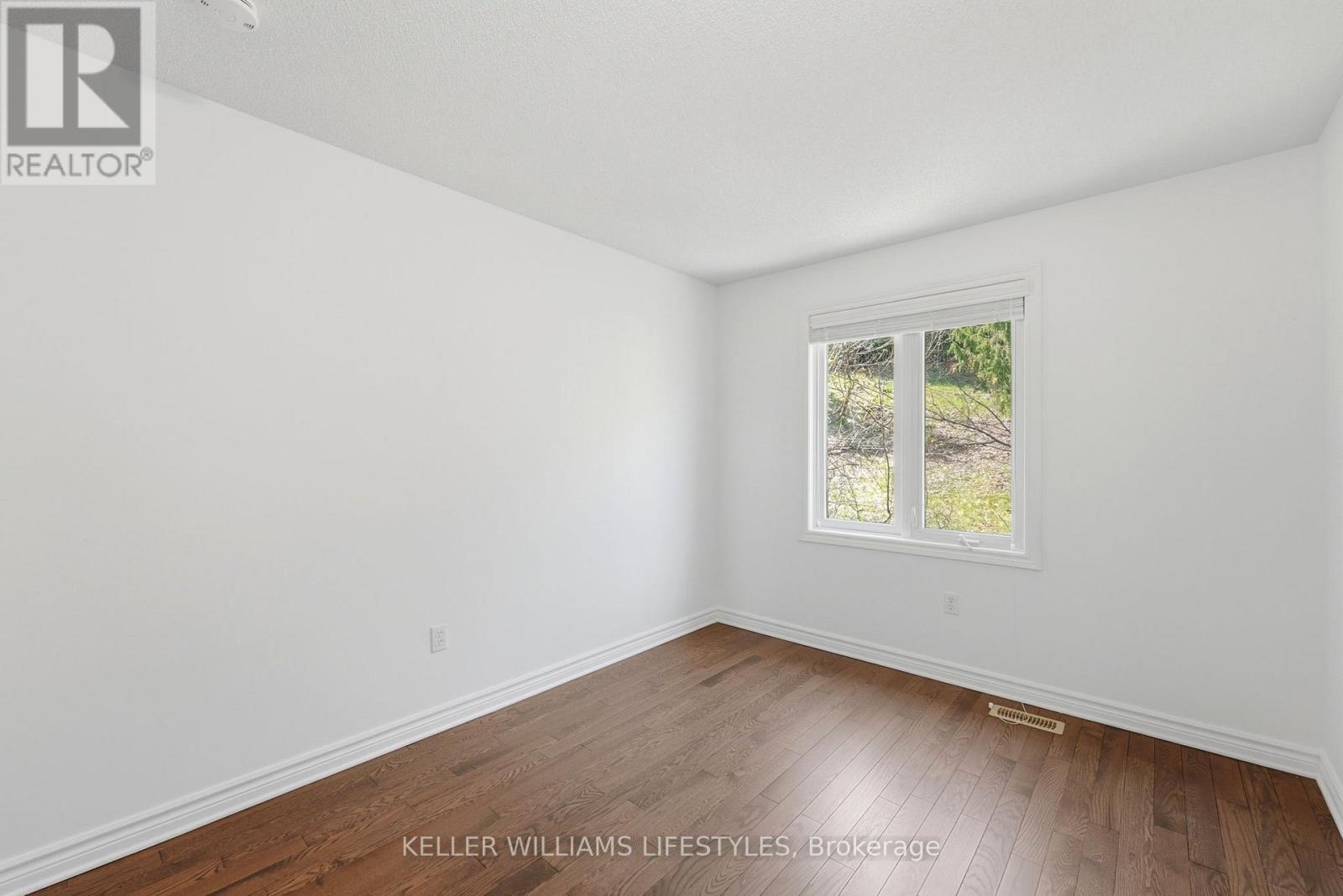 #16 270 NORTH CENTRE ROAD - 26
