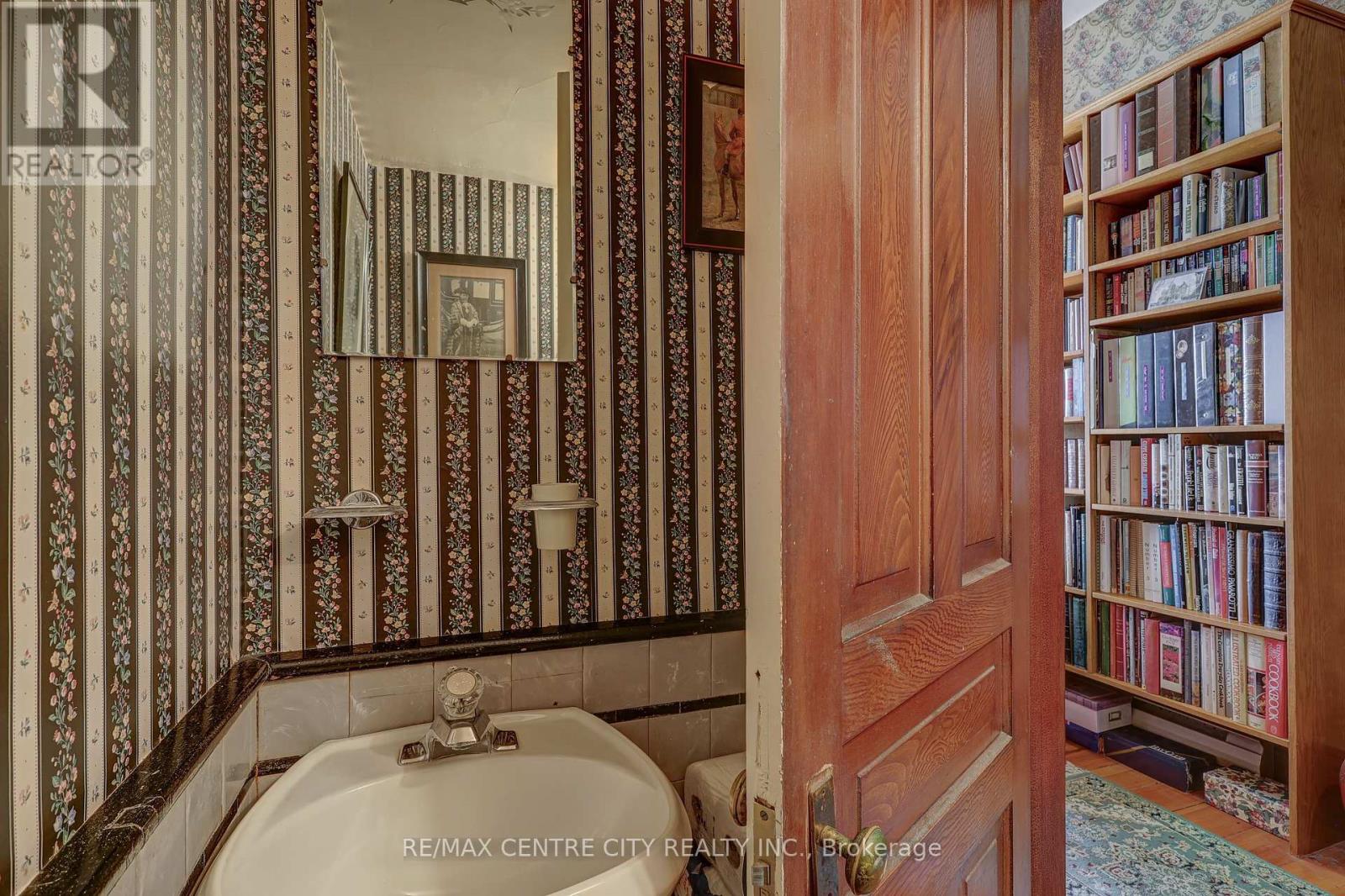 Powder room - so cute!