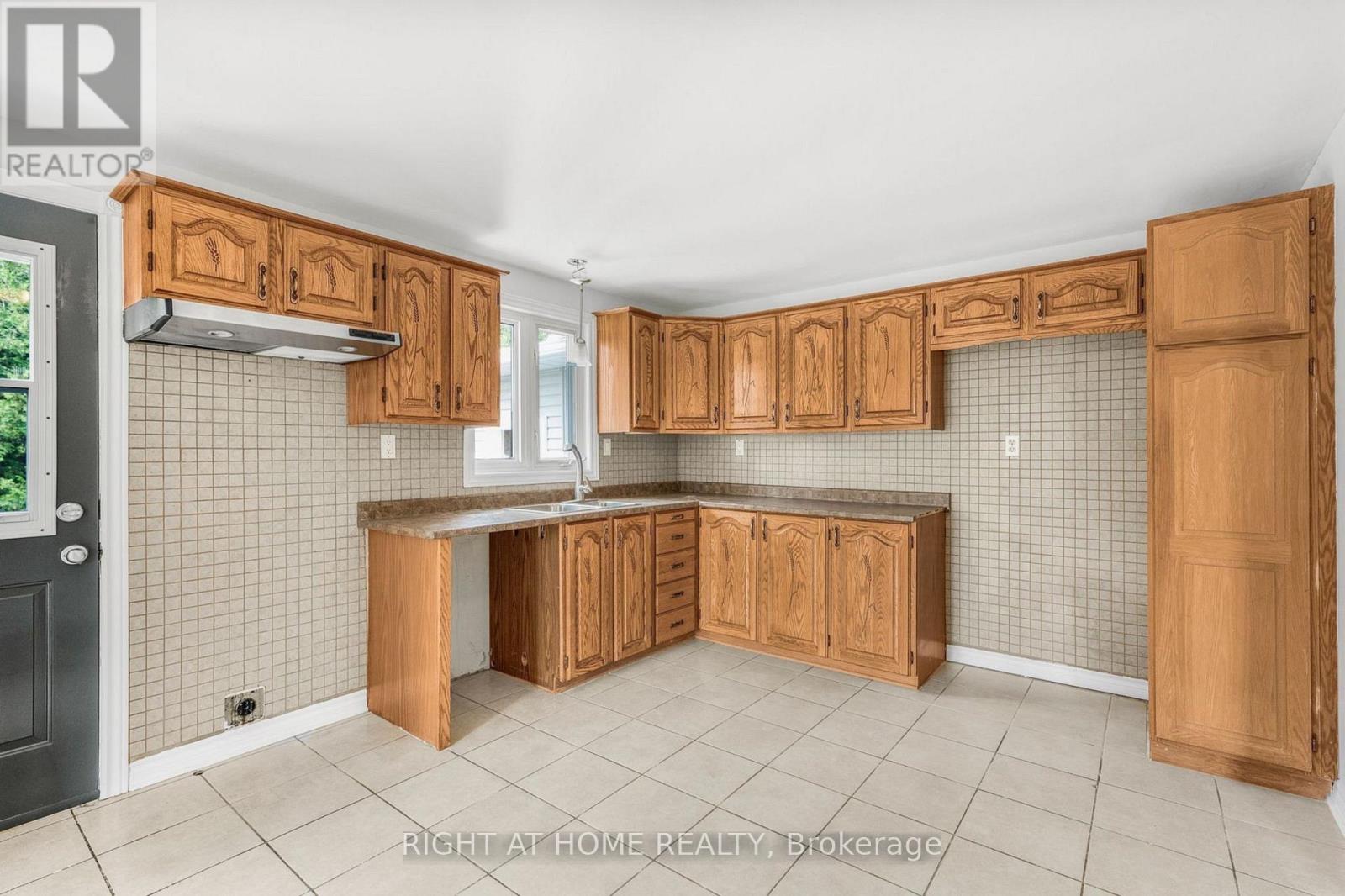353 RUSSELL ROAD - 11