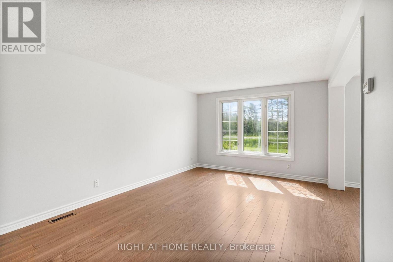353 RUSSELL ROAD - 17
