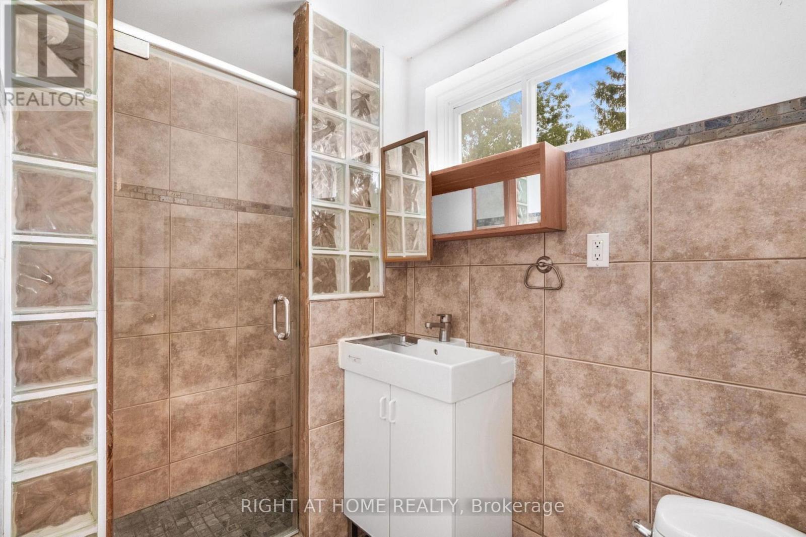 353 RUSSELL ROAD - 24