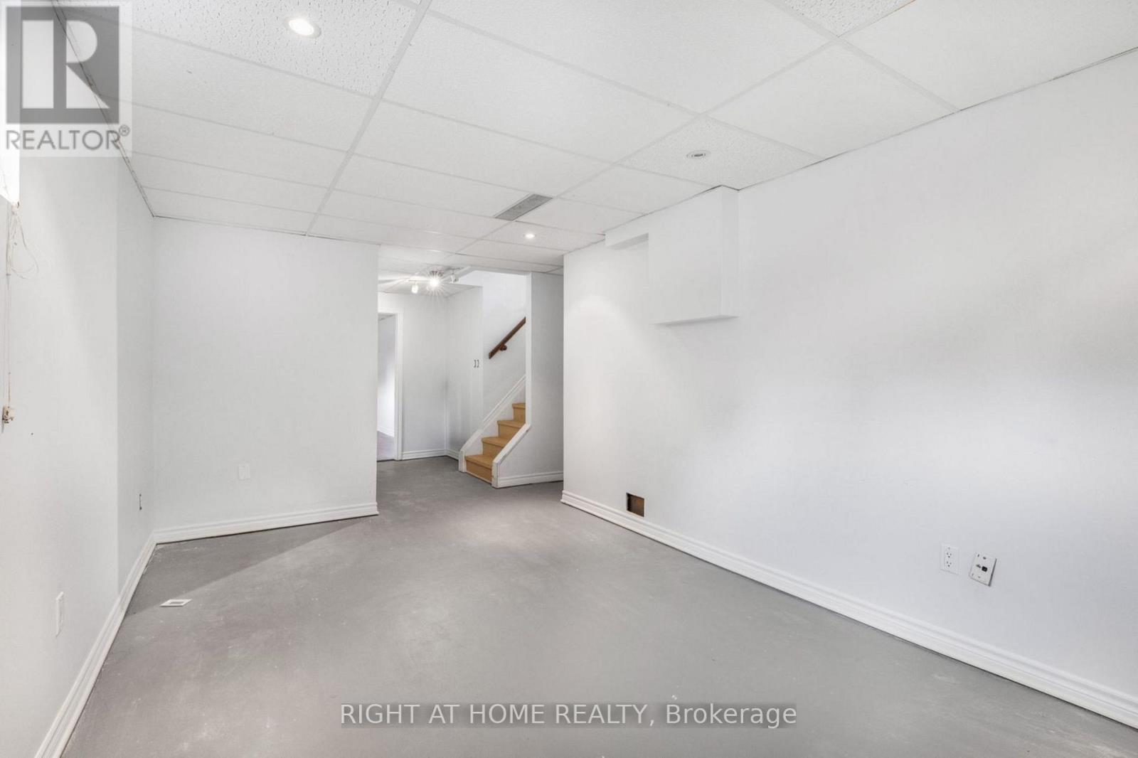 353 RUSSELL ROAD - 26