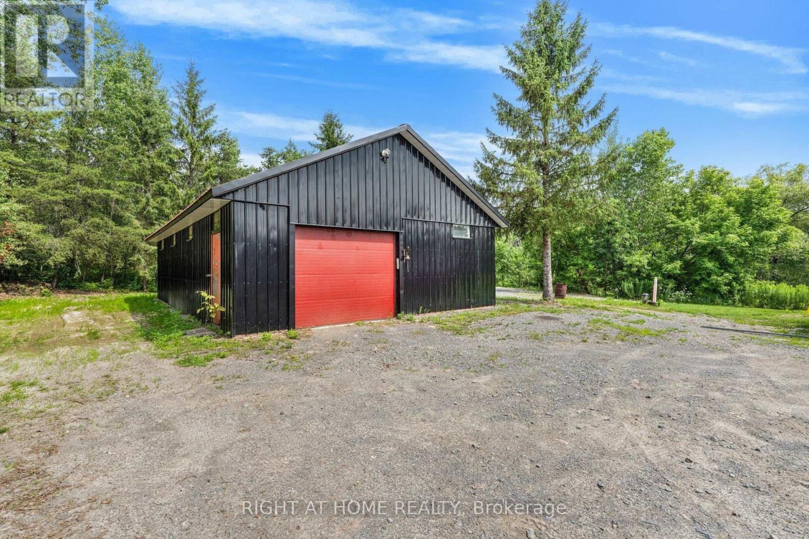 353 RUSSELL ROAD - 32
