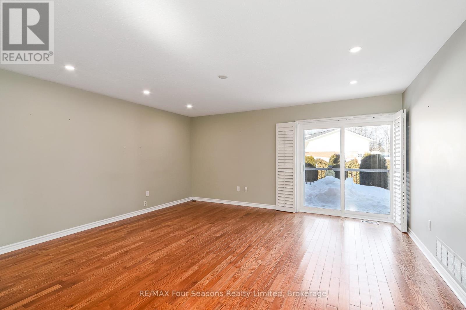 4 - 275 HURON STREET — photo 15