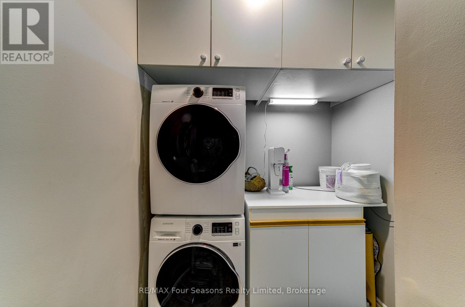 #8 275 HURON STREET - 32