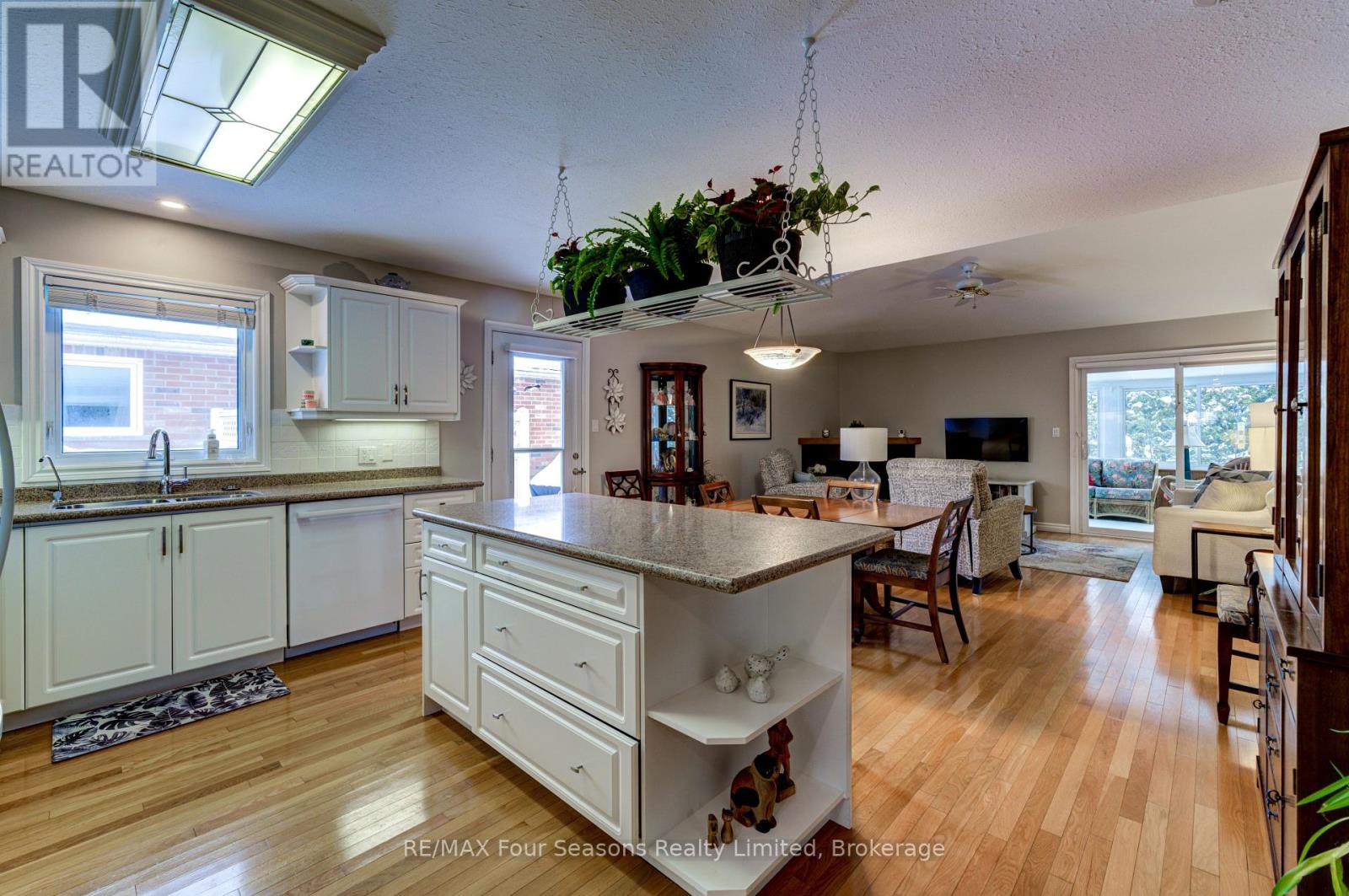 #8 275 HURON STREET - 11