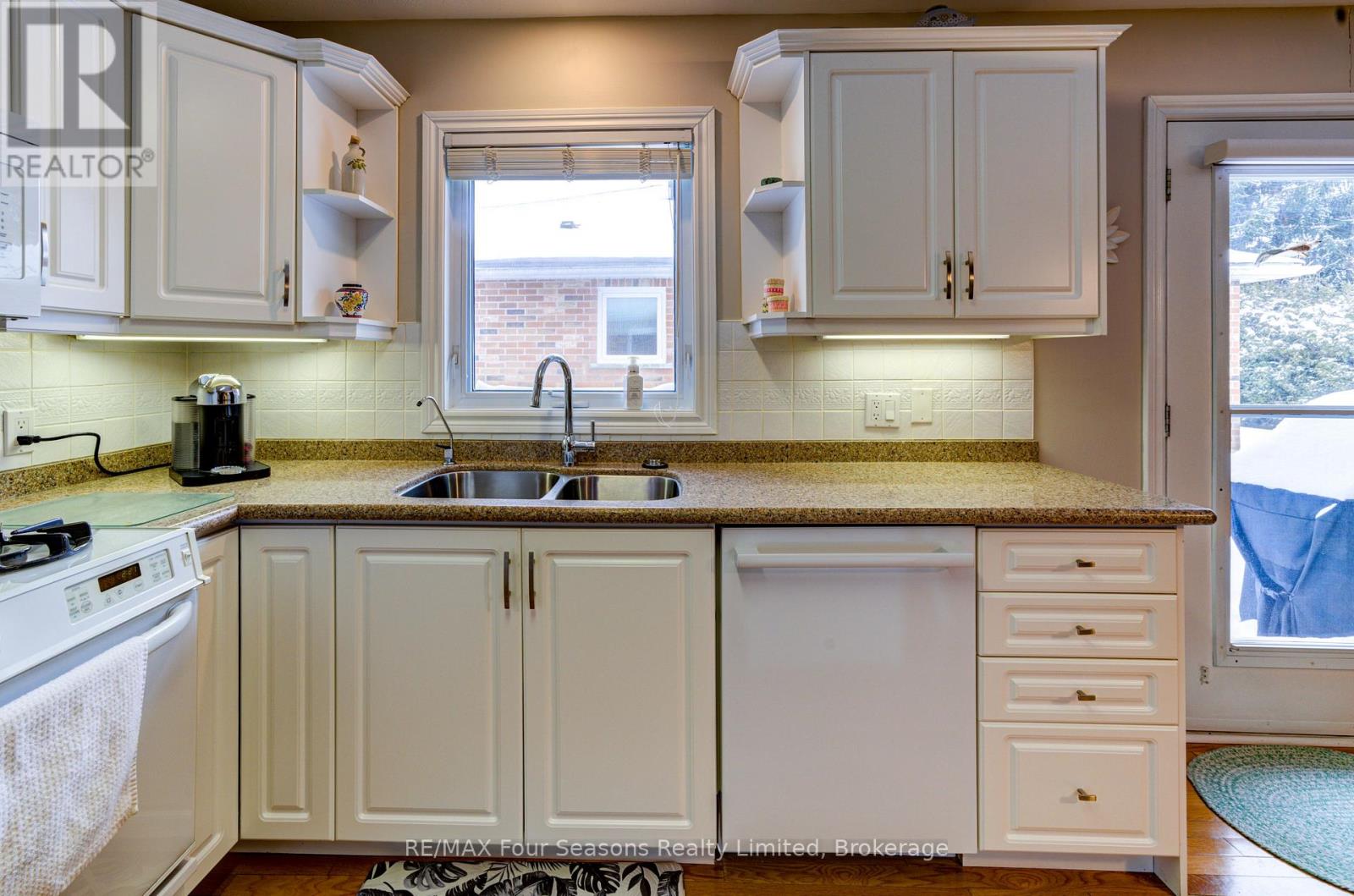 #8 275 HURON STREET - 14