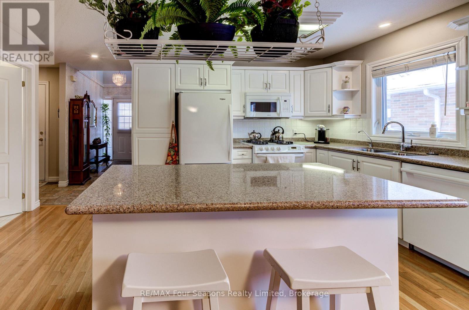 #8 275 HURON STREET - 12