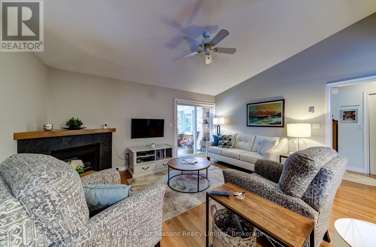#8 275 HURON STREET - 21