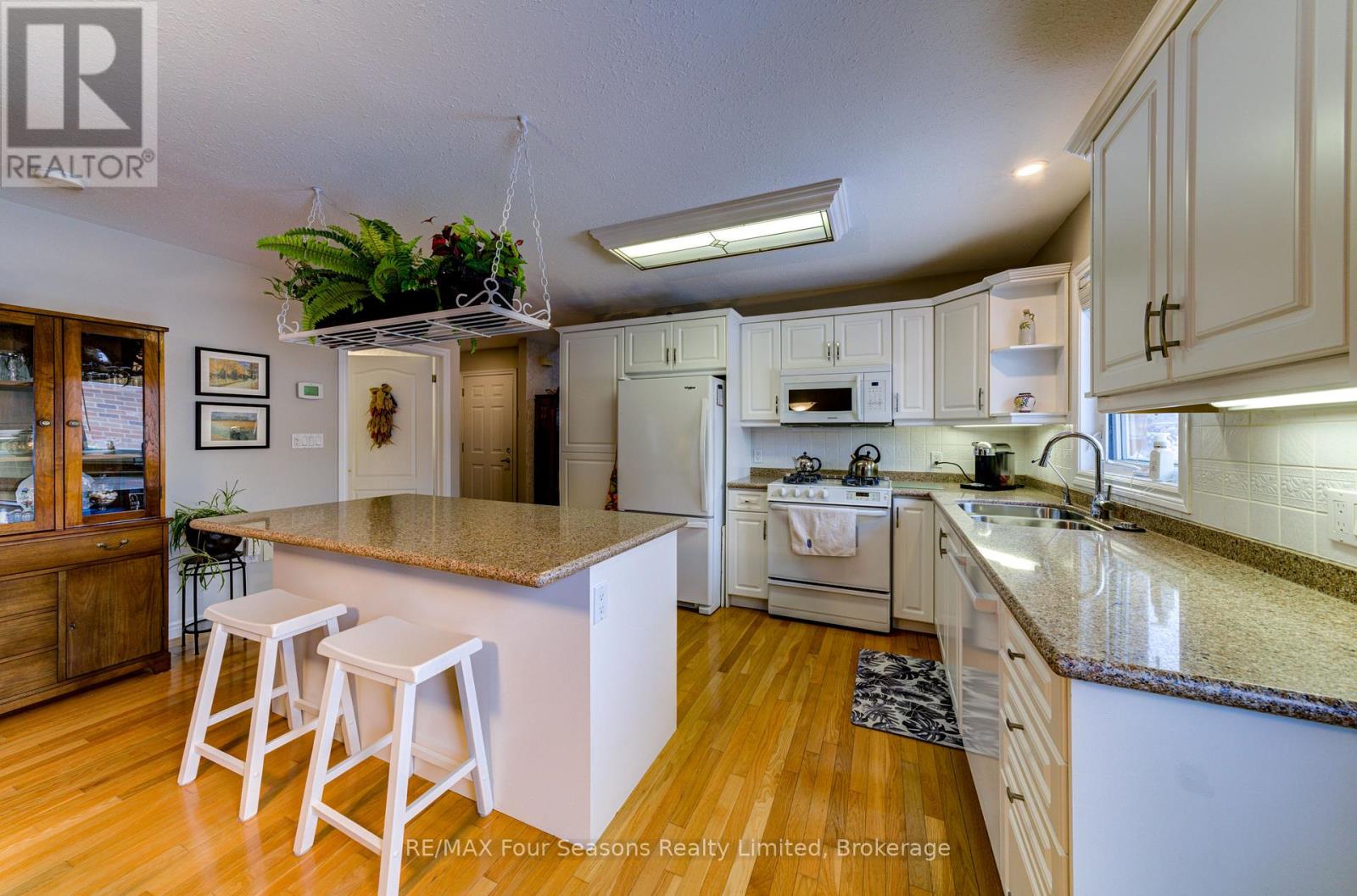 #8 275 HURON STREET - 9