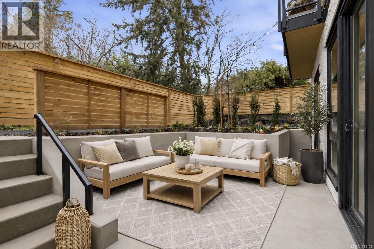 103 990 Doumac Avenue, Saanich