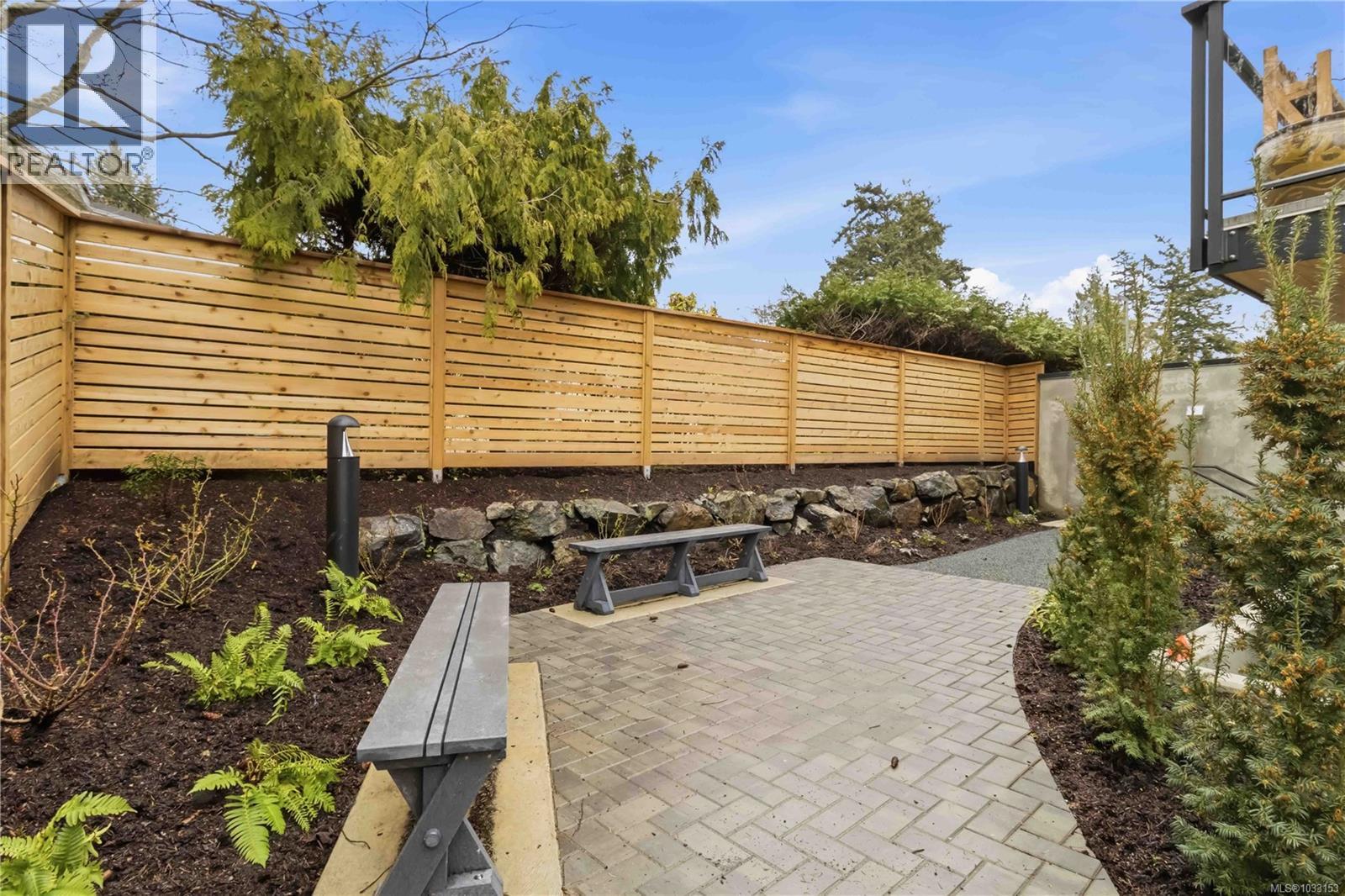 103 990 Doumac Avenue, Saanich