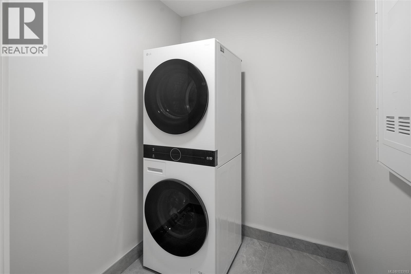 203 5229 Cordova Bay Road, Saanich