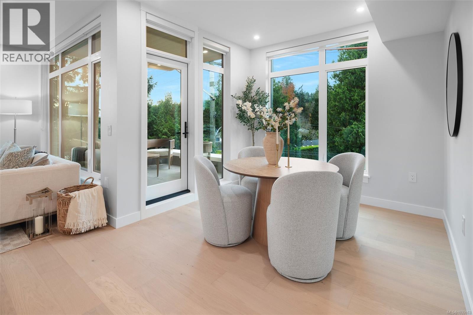 203 5229 Cordova Bay Road, Saanich