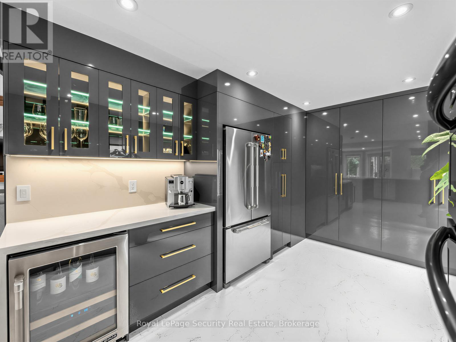 14 JEREMY PLACE - 14