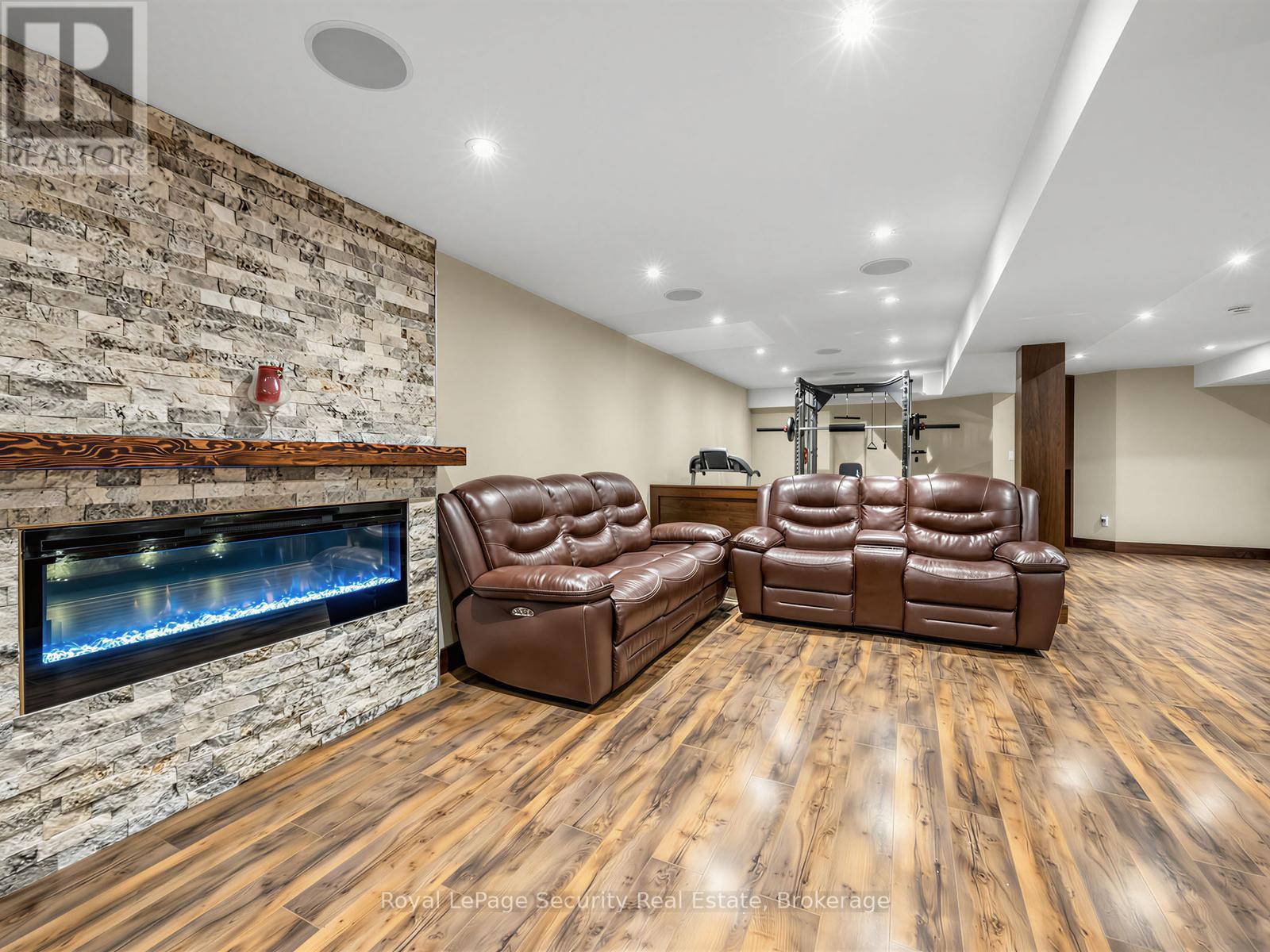14 JEREMY PLACE - 29