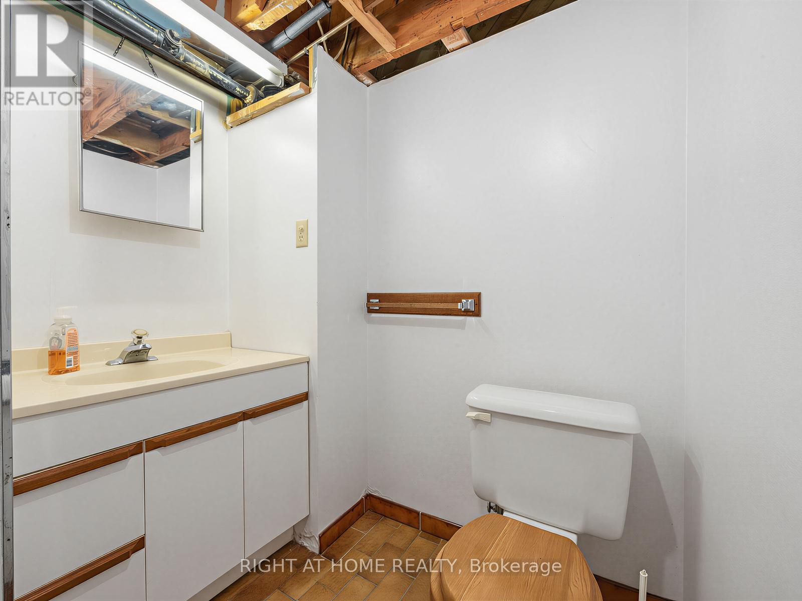 524 COLBORNE STREET E - 27