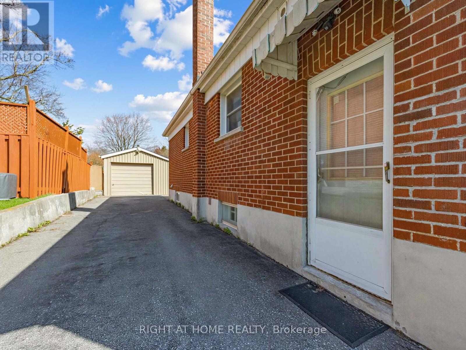 524 COLBORNE STREET E - 31