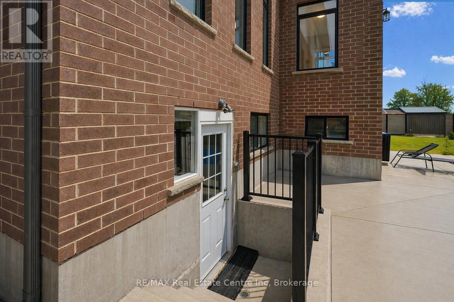 187 AMBROUS CRESCENT — photo 31