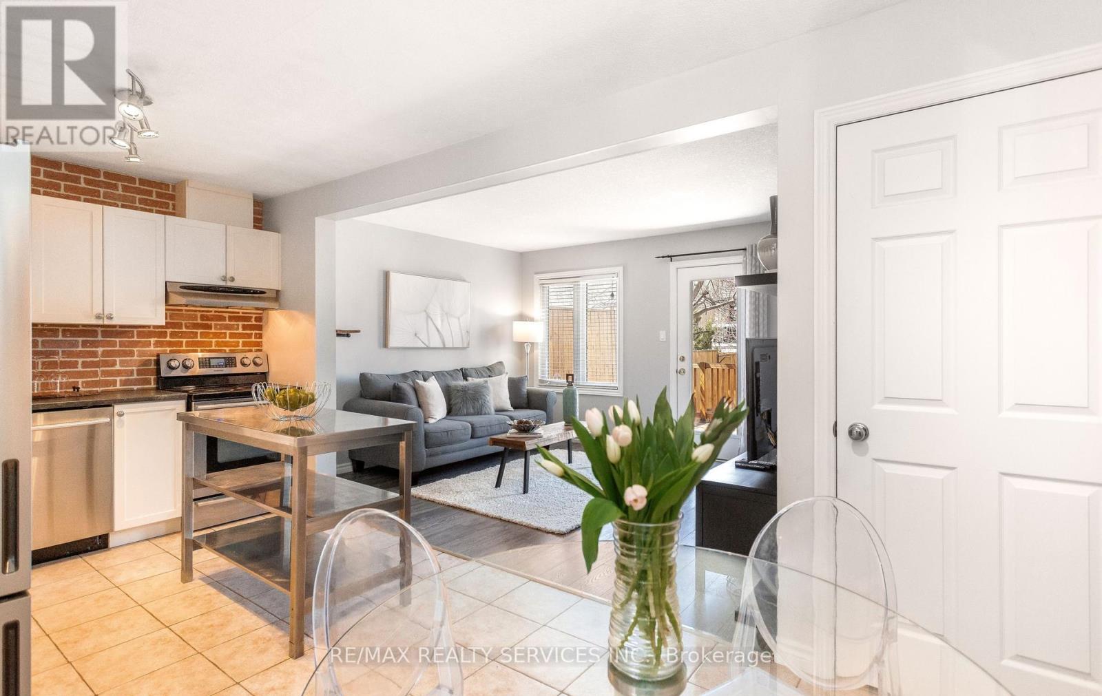 49 JAMES ARNOTT CRESCENT — photo 8