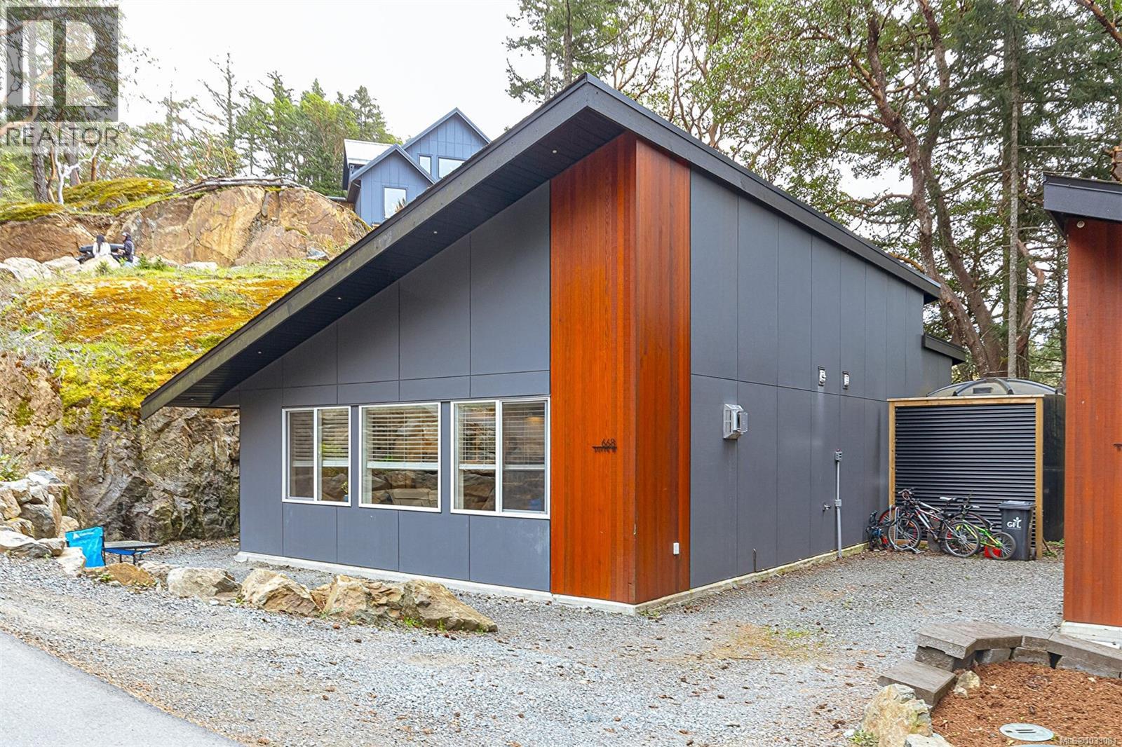  668 Southwood Drive, Highlands