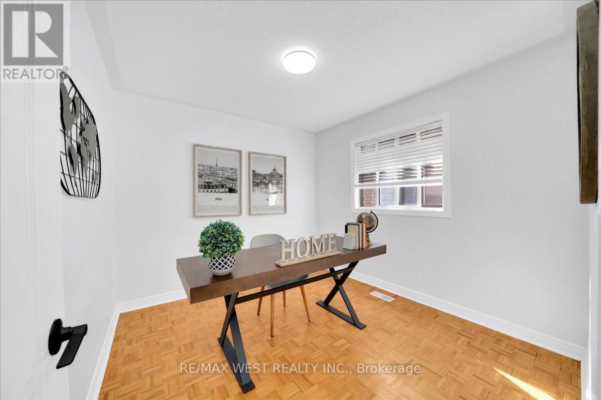 26 COUNTRY STROLL CRESCENT - 31