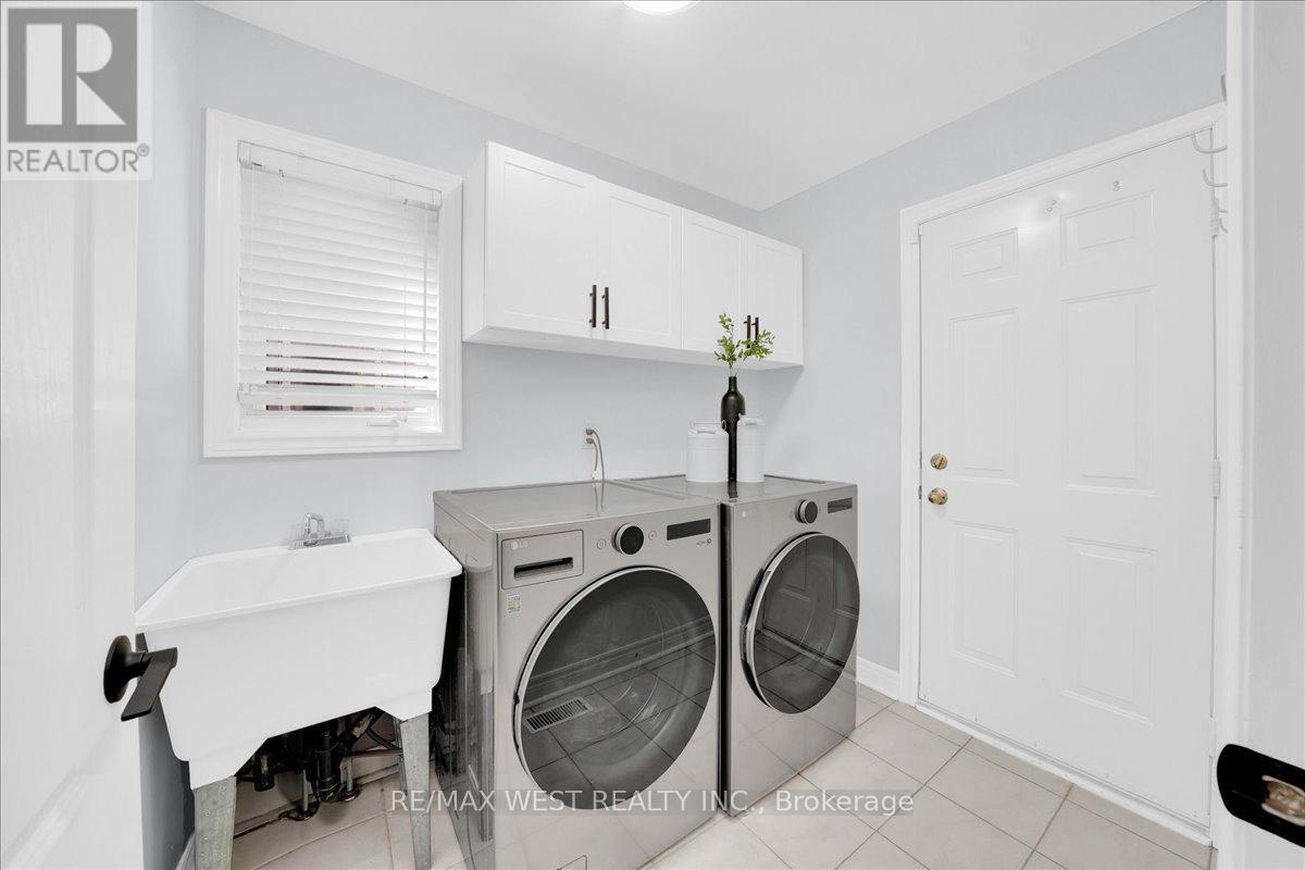 26 COUNTRY STROLL CRESCENT - 33