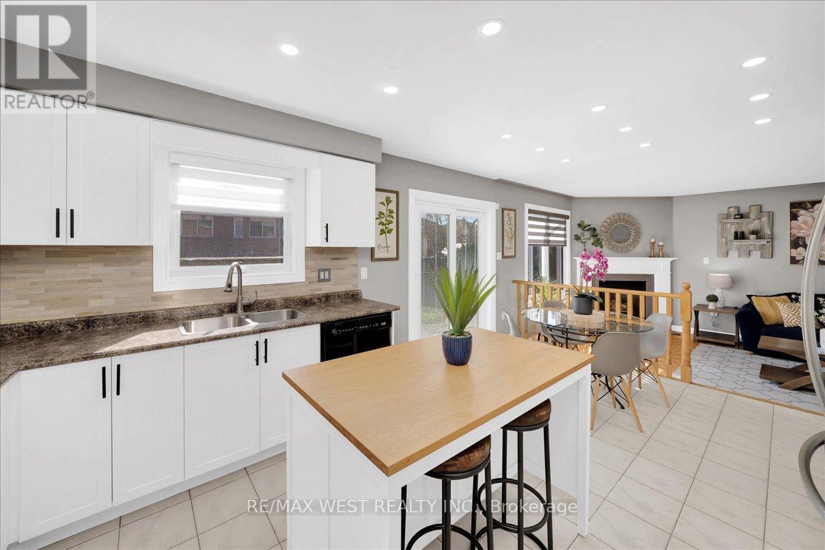26 COUNTRY STROLL CRESCENT - 21