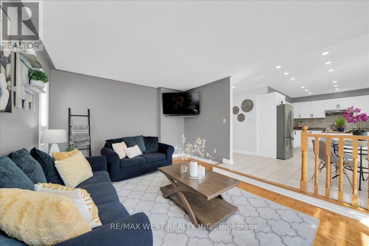 26 COUNTRY STROLL CRESCENT - 28