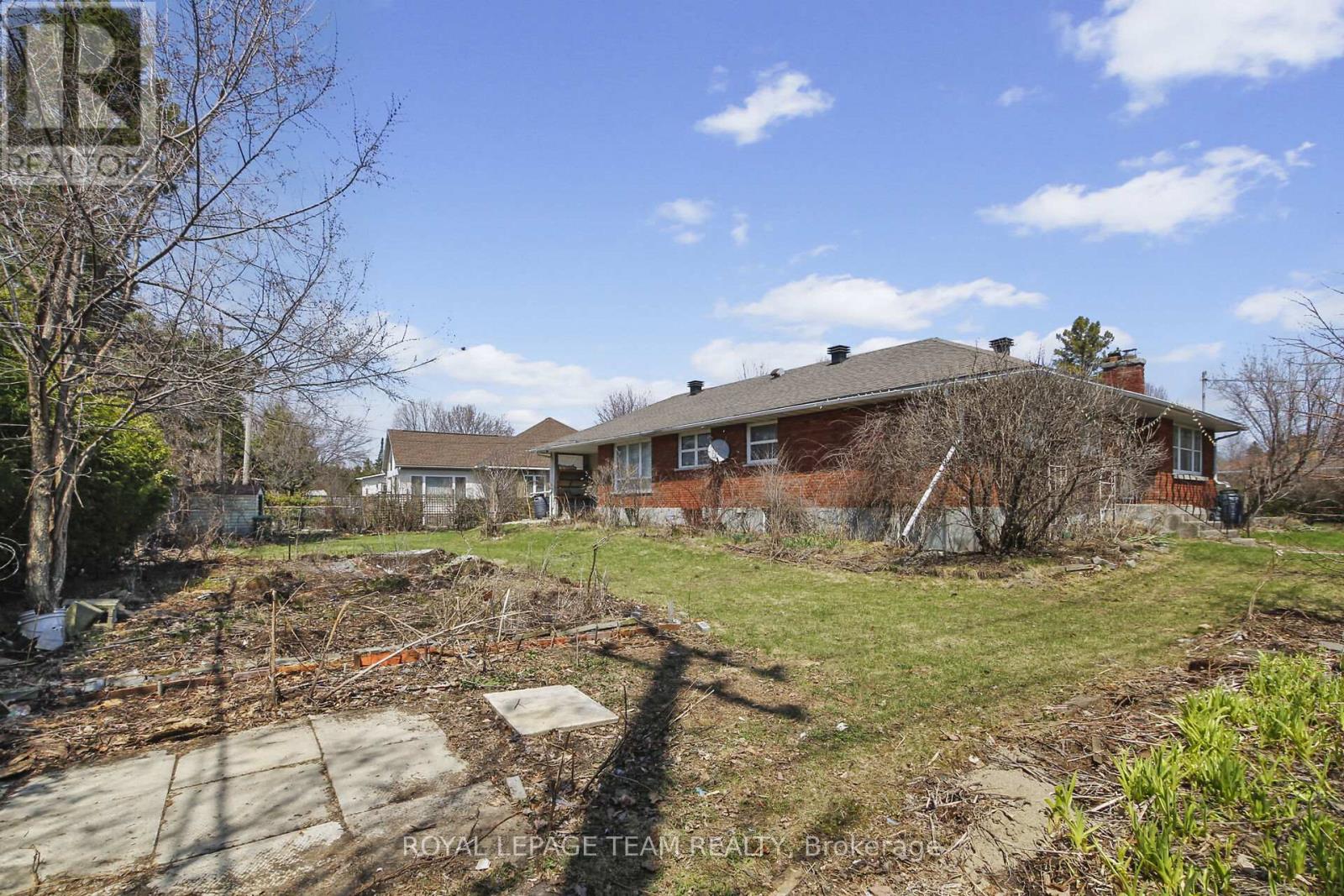 45 CAPILANO DRIVE — photo 12