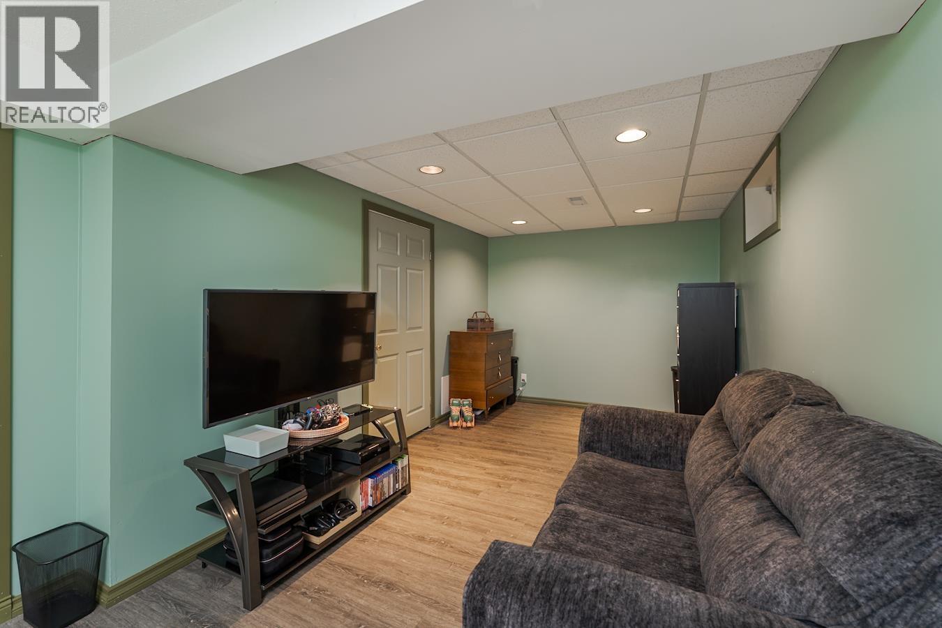 1212 GENEVIEVE CRESCENT - 27