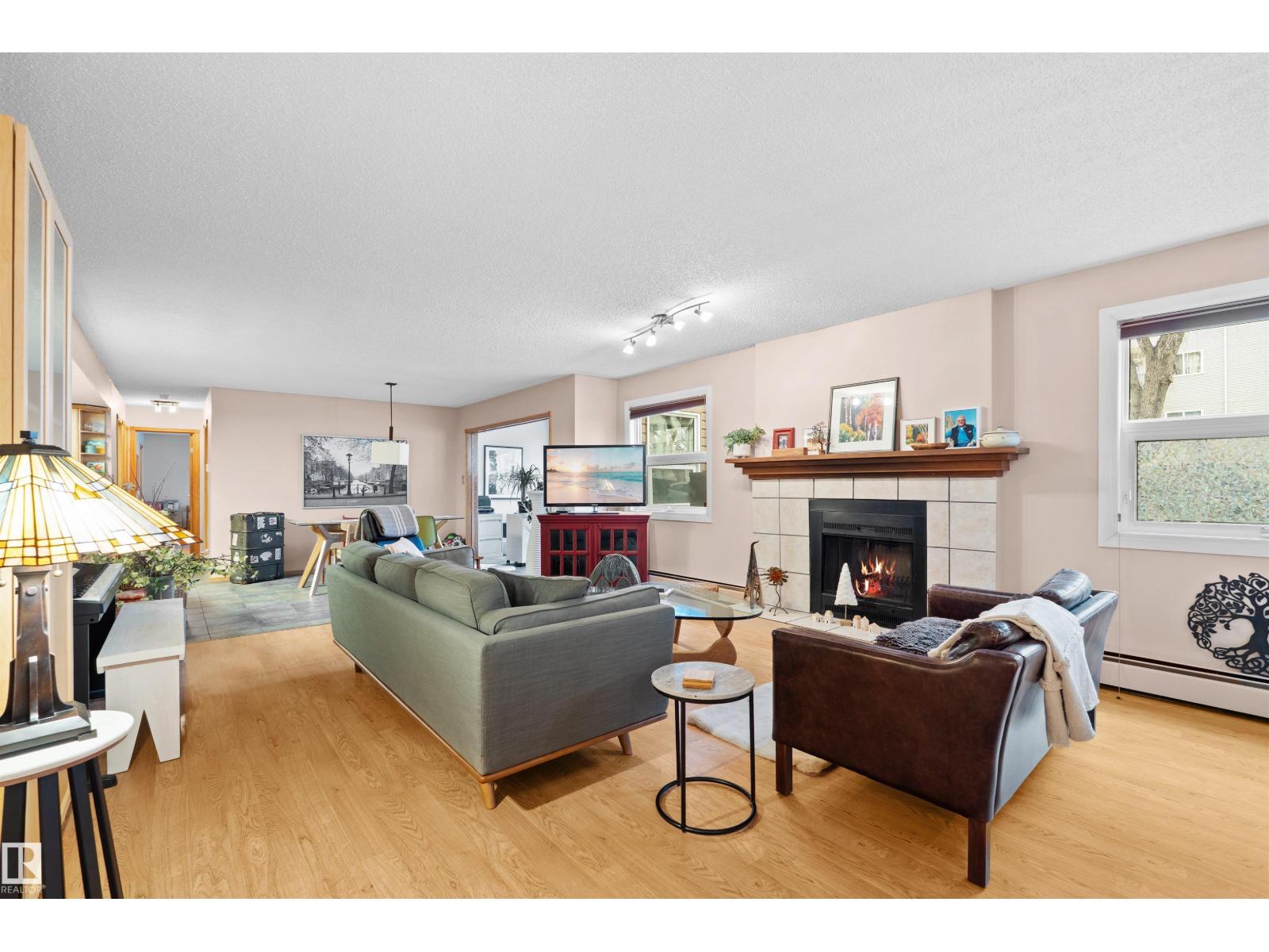 #11 10172 118 ST NW - 1