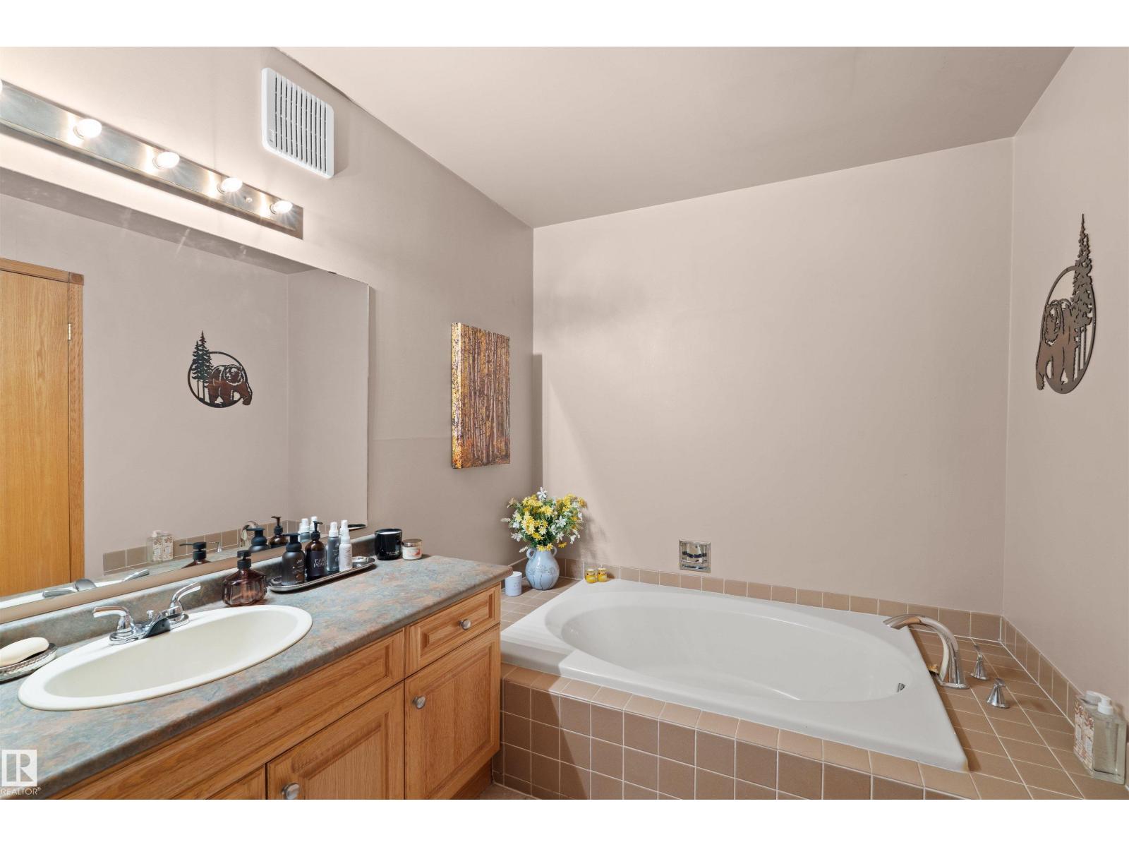 #11 10172 118 ST NW - 11