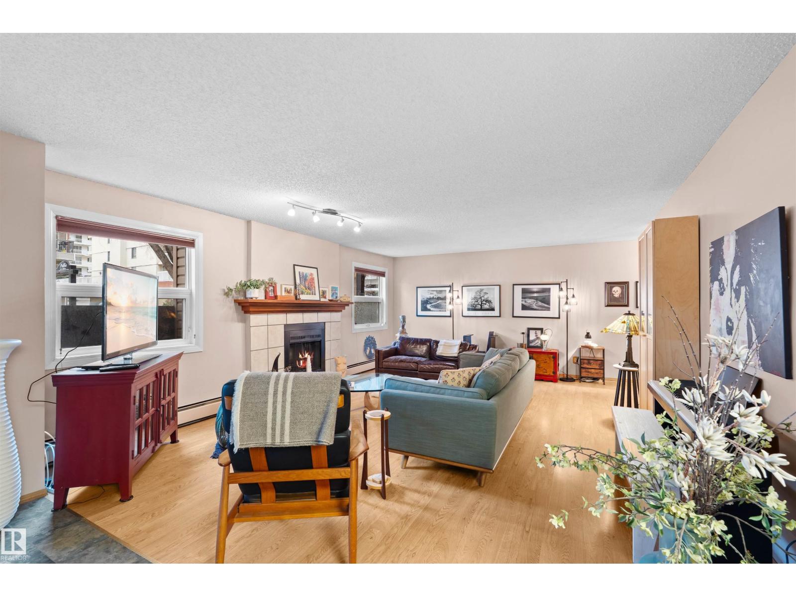#11 10172 118 ST NW - 2