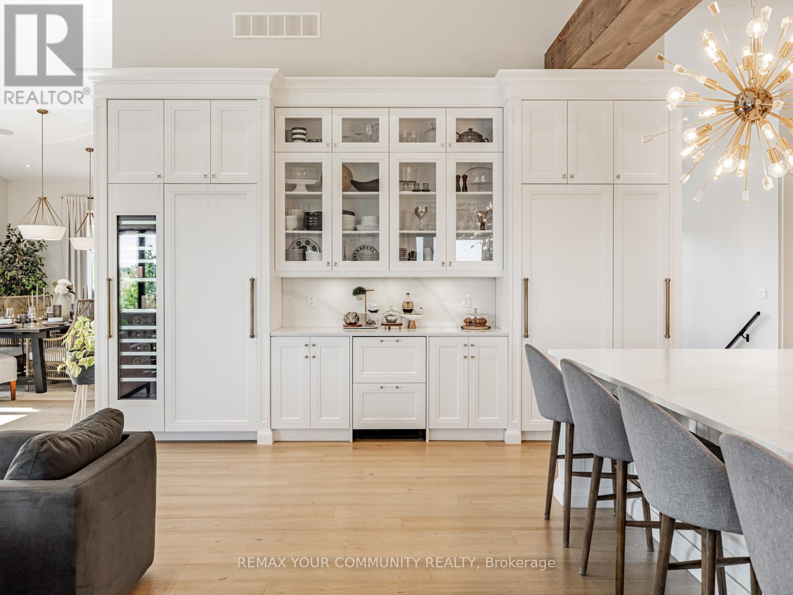 B/I Fridge/Freezer & Breakfast Bar