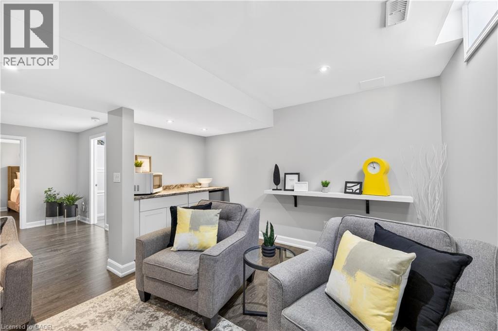 22 LINDA Crescent - 30
