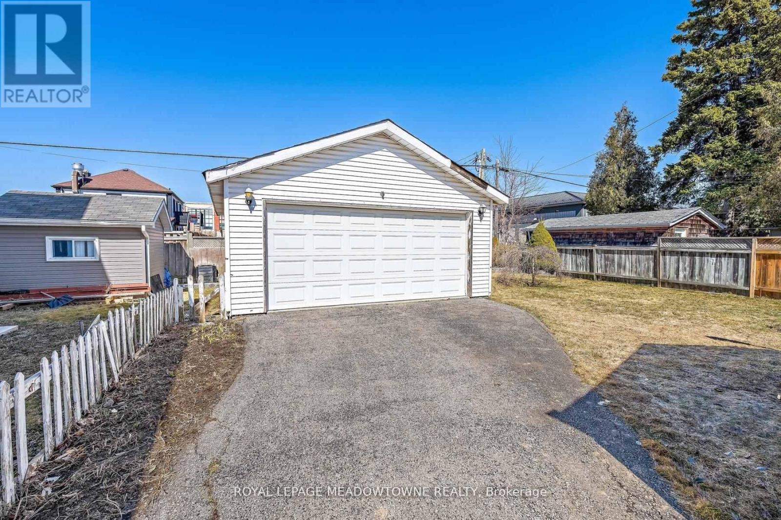 37 PRINCE CHARLES DRIVE - Image 2