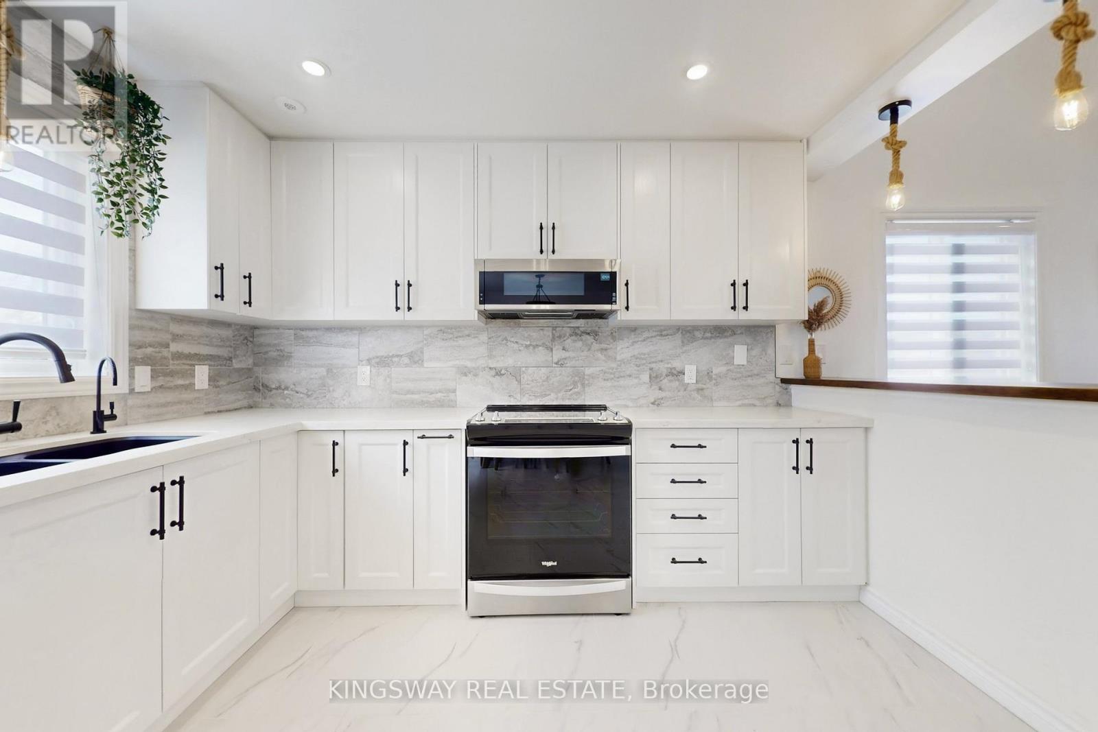Kitchen - Breakfast Bar Overlooks Living Room