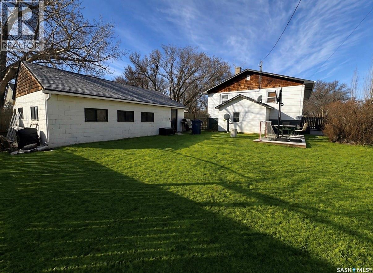 1600 CHAPLIN STREET E - 22